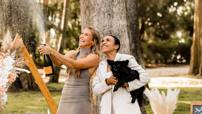 Marta com a noiva, Carrie Lawrence (Foto: Reprodução/Redes sociais)