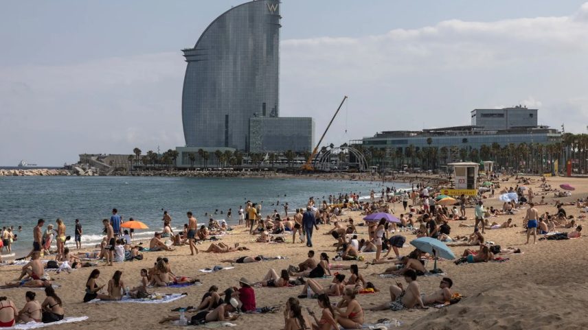 Praia de Barcelona lotada de turistas durante a alta temporada de verão na Europa (Foto: Finbarr O’Reilly / The New York Times)
