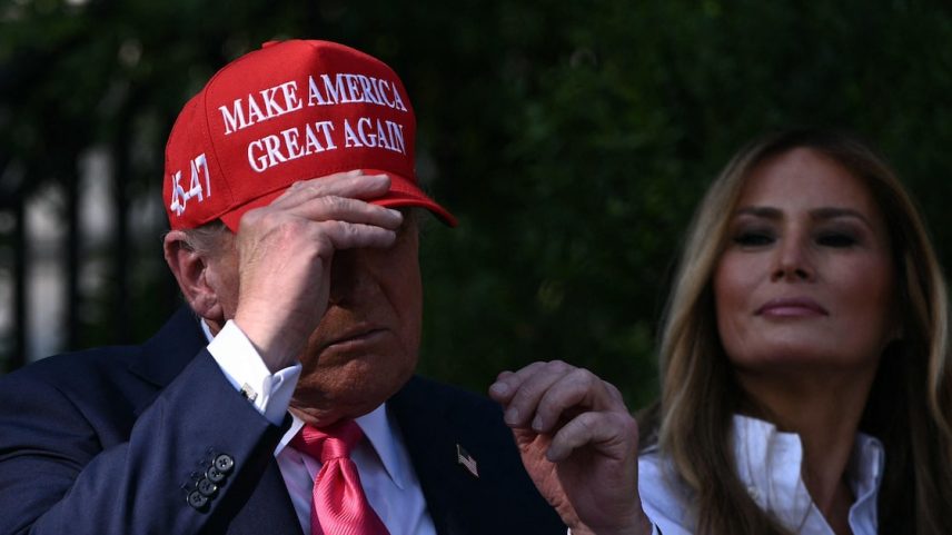 Imagem do dia 4 mostra o presidente dos EUA, Donald Trump, com um boné do movimento MAGA. Apoiadores do presidente se voltaram contra ele no caso Epstein (Foto: Brendan Smialowski/AFP)