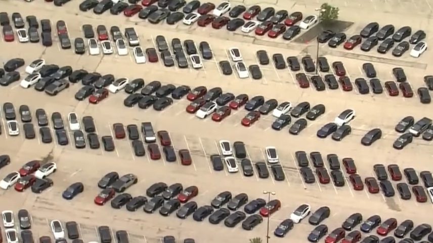 Diversos modelos da Tesla estão espalhados pelo estacionamento de antigo shopping, nos EUA (Foto: Fox 2/Reprodução)