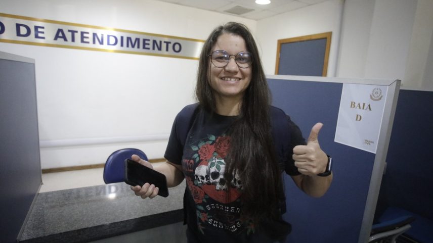 Letícia Braga, de 32 anos, é balconista e teve o celular roubado na Barra da Tijuca. (Foto: Fabiano Rocha / Agência O Globo)