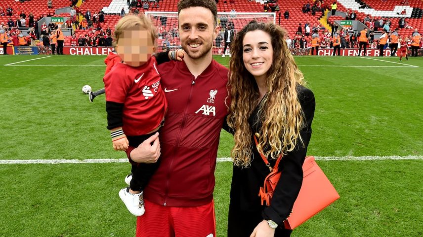 Diogo Jota e Rute Cardoso, com um de seus filhos em Anfield, ao final de um jogo da Premier League em maio de 2022. (Foto: Andrew Powell (Liverpool FC/Getty Images))