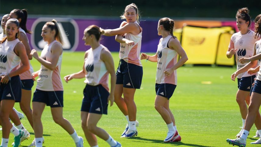 Alexia Putellas, no centro, no treinamento de ontem da seleção em Lausanne. (Foto: Alessandra Tarantino/AP)