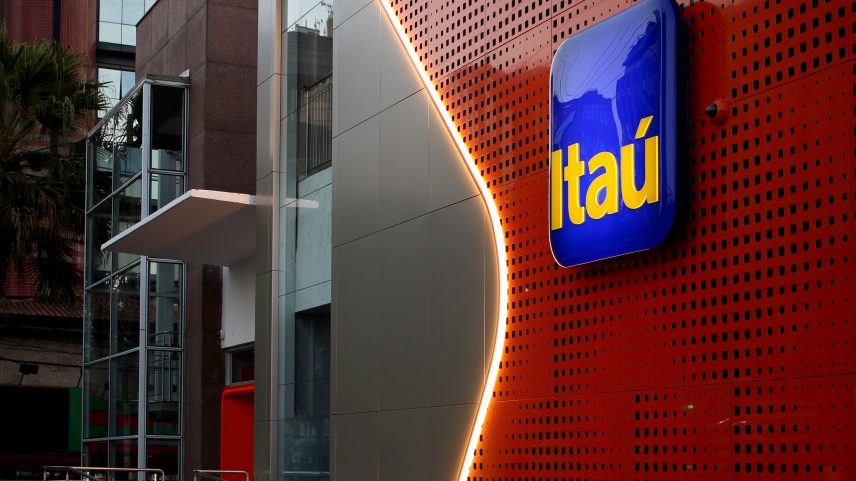 No meio da mudança de percepção sobre os grandes bancos da bolsa, ITUB4 ainda larga na frente, mas precisa de surpresas positivas para sustentar valuation (Foto: Reprodução/Exame)