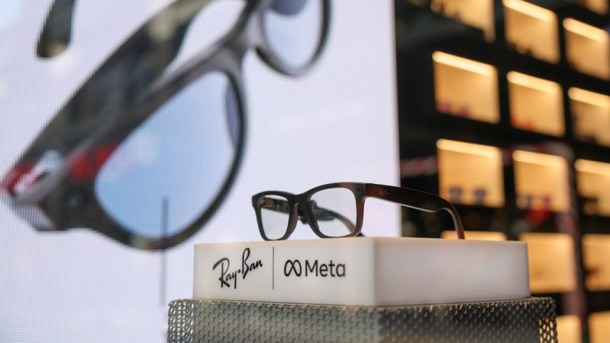 Modelo de óculos da Ray-Ban em parceria com a Meta que já está disponível nas lojas, com câmeras embutidas e um assistente de IA (Foto: Reprodução)