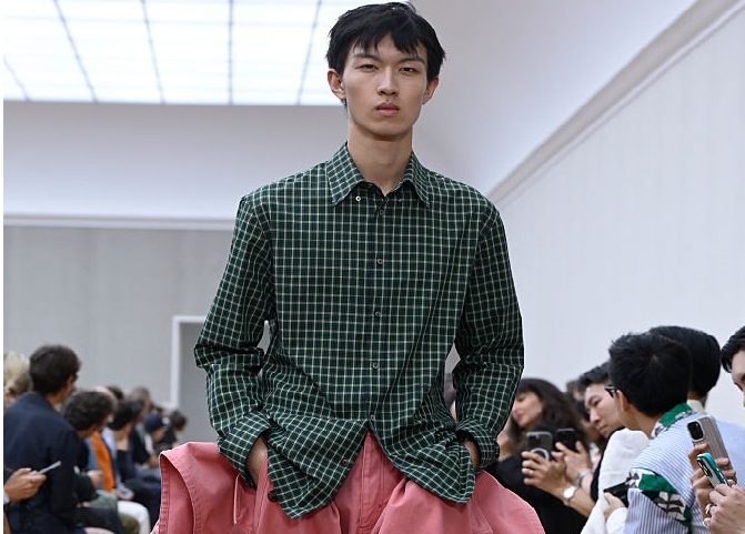 Dior Homme: J Anderson misturou masculino e feminino com elegância (Foto: Giovanni Giannoni/WWD/Getty Images)