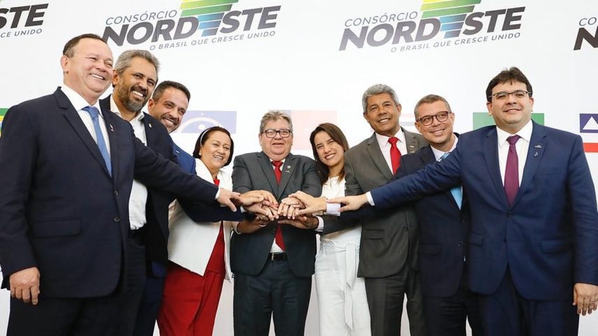 Governadores dos nove estados que compõem o Consórcio Nordeste: Carlos Brandão (Maranhão), Elmano de Freitas (Ceará), Paulo Dantas (Alagoas), Fátima Bezerra (Rio Grande do Norte), João Azevêdo (Piauí), Raquel Lyra (Pernambuco), Jerônimo Rodrigues (Bahia), Fábio Mitidieri (Sergipe) e Rafael Fonteles (Piauí) (Foto: Consórcio Nordeste)
