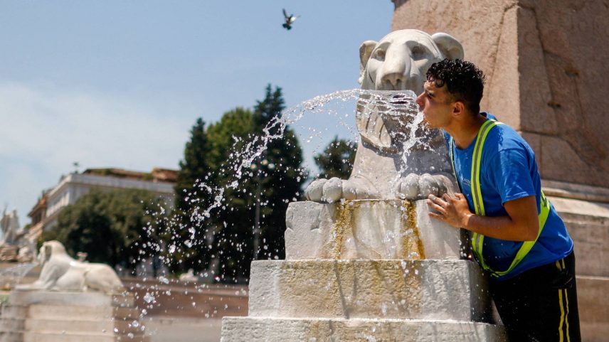 Um homem se refresca com água na Piazza del Popolo durante uma onda de calor em Roma, na Itália (Foto: Antonio Denti - 2.jul.25/Reuters)