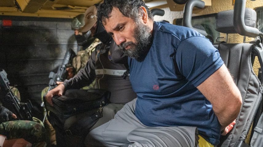 José Adolfo Macías Villamar, conhecido como 'Fito', durante sua chegada à base aérea de Guayaquil em 25 de junho de 2025. (Foto: Mauricio Torres/EFE)