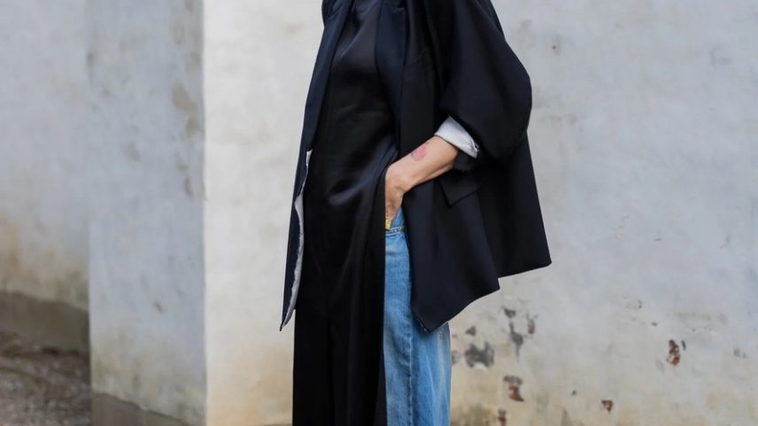 Blusas longas elegantes e como combinar com jeans flare dos anos 70 (Foto: Getty Images)