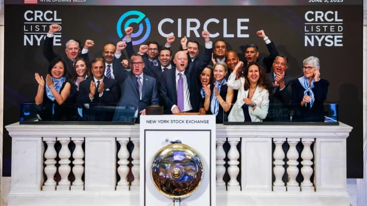 Jeremy Allaire, CEO e cofundador do Circle Internet Group, emissor de uma das maiores stablecoins do mundo, e Sean Neville, cofundador do Circle Internet Group, reagem ao tocar o sino de abertura, no dia do IPO da empresa, na cidade de Nova York, EUA, em 5 de junho de 2025. (Foto: NYSE)