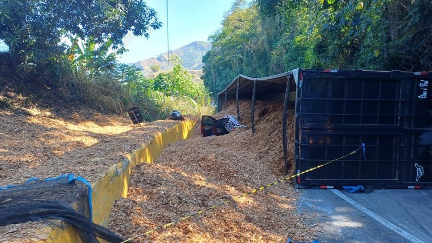 Duas pessoas morrem em acidente com carreta na Serra das Araras (Foto: Polícia Rodoviária Federal/ Divulgação)