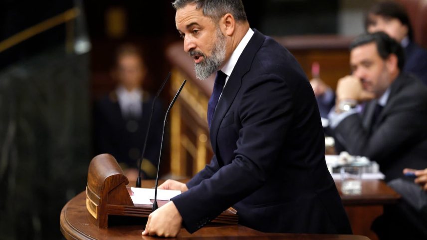 O presidente de Vox, Santiago Abascal, intervém durante um pleno extraordinário, no Congresso dos Deputados. (Foto: Alvaro Garcia)