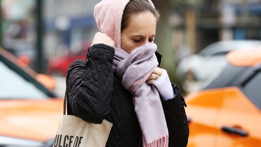 Mulher protege rosto do frio em Curitiba (PR). (Foto: Giuliano Gomes/PR Press/Estadão Conteúdo)