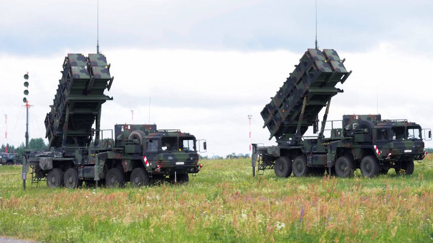 Baterias Patriot da Alemanha defendem o aeroporto de Vilnius, na Lituânia, durante cúpula da Otan em 2023 (Foto: Ints Kalnins - 10.jul.2025/Reuters)