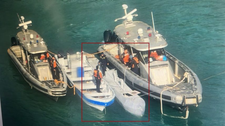 Agentes da Armada da Colômbia interceptam um narcosubmarino no Caribe, em 1º de abril. (Foto: ARMADA DE COLOMBIA)