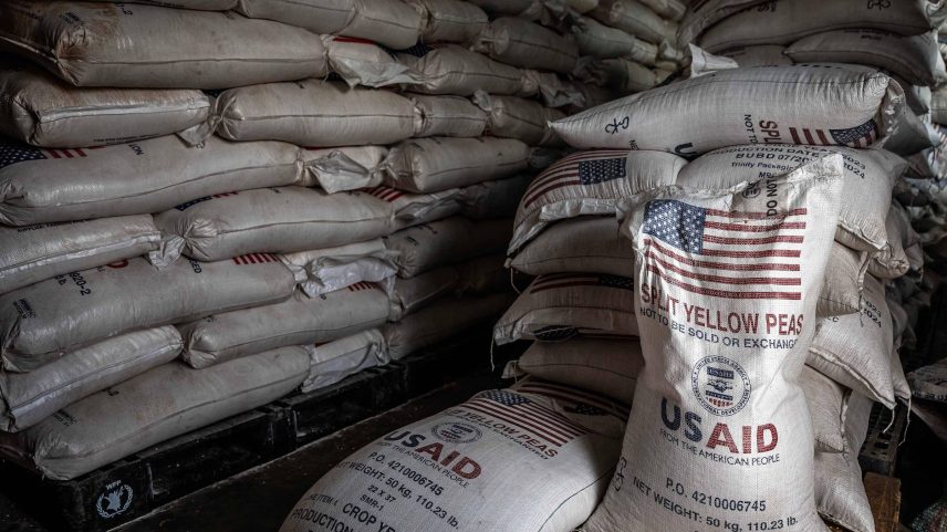 Últimos lotes de ervilhas que seriam fornecidos pela agora extinta Usaid em depósito (Foto: Luis Tato - 20.mai.25/AFP)