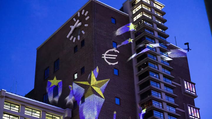 Uma iluminação projetada marcando o 75º aniversário da Declaração Schuman, no edifício Grossmarkthalle, na sede do Banco Central Europeu em Frankfurt, Alemanha, em 9 de maio de 2025. (Foto: Alex Kraus/Bloomberg via Getty Images)