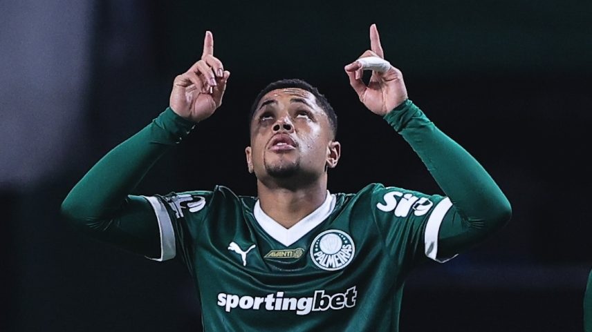 Vitor Roque comemora gol do Palmeiras contra o Atlético-MG, pelo Brasileiro (Foto: Ettore Chiereguini/AGIF)