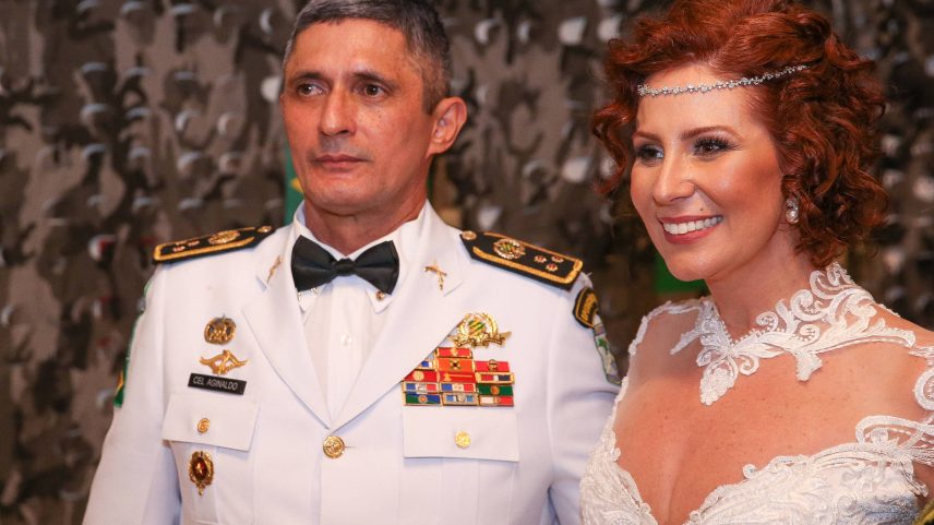 Deputada federal licenciada Carla Zambelli (PL-SP) no dia de seu casamento com o coronel Aginaldo de Oliveira (Foto: Pedro Ladeira-14.fev.2020/Folhapress)