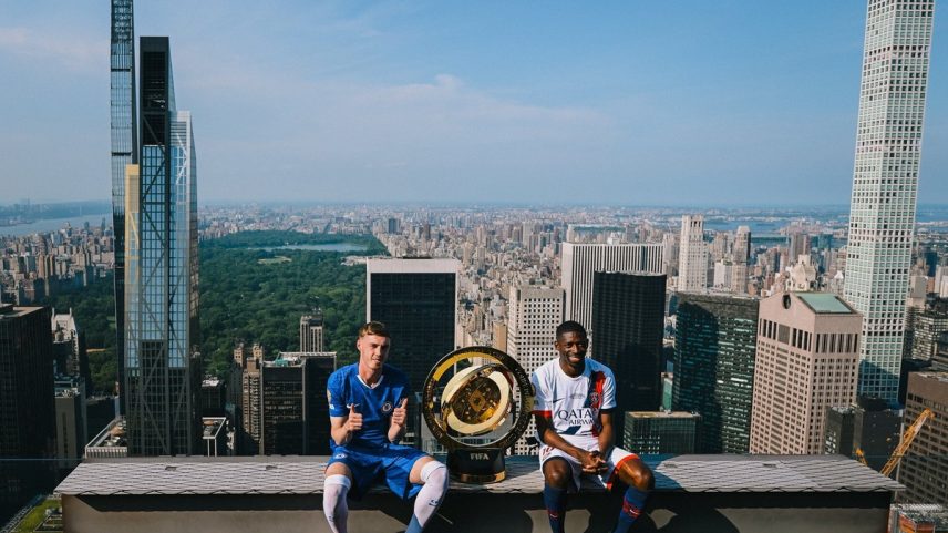 Cole Palmer, astro do Chelsea, e Dembélé, craque do PSG, no topo do Rockefeller Center, em Nova York, antes da final (Foto: Fifa / Divulgação)