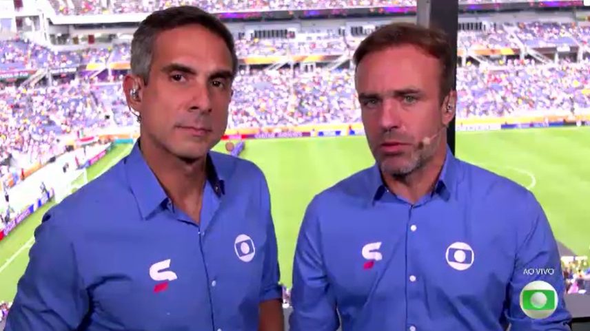 Os apresentadores da Globo Gustavo Villani e Roger na transmissão de Fluminense x Al Hilal (Foto: Reprodução/TV Globo)