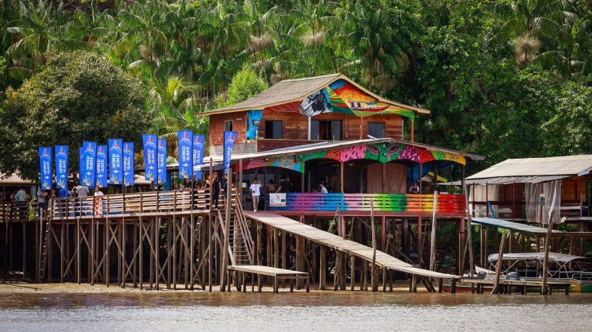 A ilha do Combu é patrimônio cultural do Pará desde 2024 e abriga comunidades ribeirinhas que vivem da economia local da floresta (Foto: Carlos Borges/Divulgação)