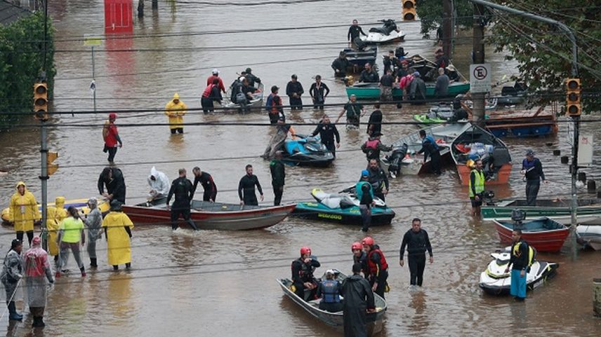 As chuvas inundaram a cidade de Porto Alegre (Foto: Edilson Dantas / O Globo)