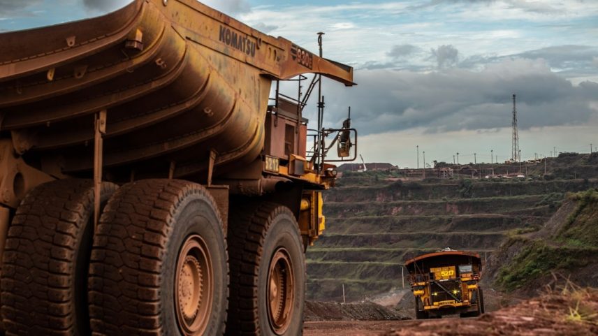 As mineradoras brasileiras dependem dos fabricantes norte-americanos para equipamentos pesados, como escavadeiras e caminhões que podem transportar cargas de 100 toneladas (Foto: Reprodução)