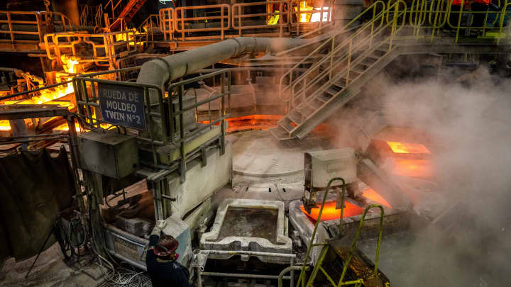 A área de fundição, onde o cobre é fundido e depois colocado em moldes para resfriamento, na instalação de processamento da Codelco El Teniente em Machali, Chile, na quarta-feira, 2 de abril de 2025. (Foto: Bloomberg | Bloomberg | Getty Images)