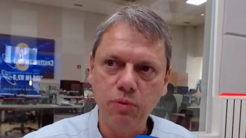 Governador Tarcísio de Freitas (Republicanos) durante entrevista à rádio Cruzeiro FM, de Sorocaba (Foto: Reprodução/YouTube)