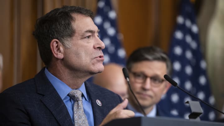 O presidente do Comitê de Segurança Interna da Câmara, Mark Green (R-Tenn.), fala ao lado do presidente da Câmara, Mike Johnson (R-La.), após a Câmara aprovar a legislação de reconciliação orçamentária no Capitólio dos EUA em 22 de maio de 2025. (Foto: Francis Chung | POLITICO via AP Images)