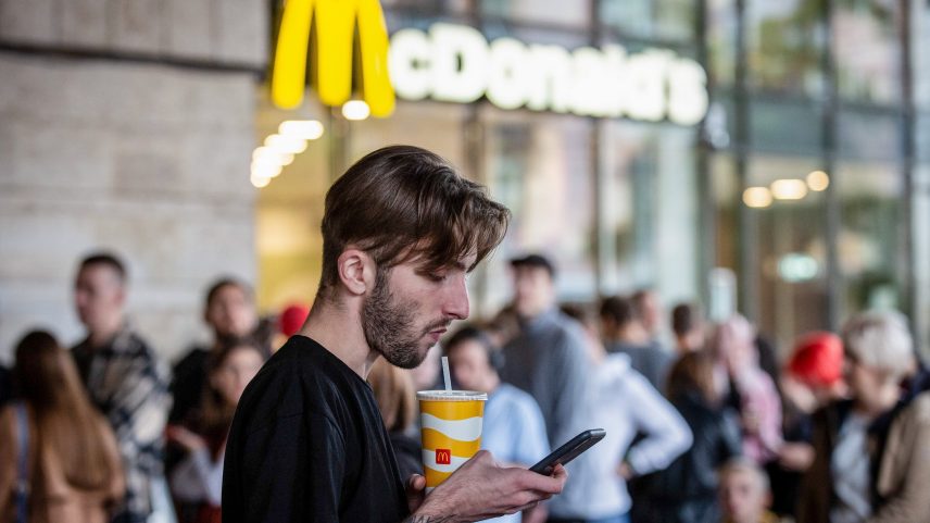 Um homem bebe refrigerante doce perto do restaurante McDonald's após a rede reabrir em Kyiv. A rede de fast food McDonald's reabriu 10 restaurantes em Kyiv, retomando o serviço de refeições no local pela primeira vez após fechar todos os seus restaurantes em fevereiro de 2022 devido à invasão russa da Ucrânia. (Foto: Oleksii Chumachenko/SOPA Images/LightRocket via Getty Images)