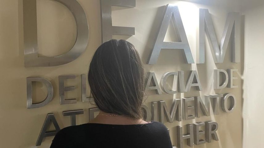 Uma estudante de 27 anos, ao registrar ocorrência por estupro contra o modelo Bruno Krupp, na Delegacia de Atendimento a Mulher (Foto: Reprodução)