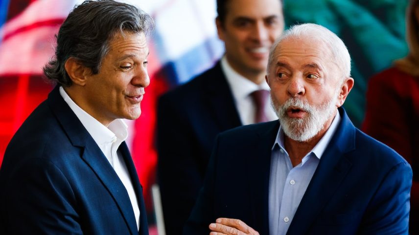 Presidente da República Luiz Inácio Lula da Silva, acompanhado do ministro Fernando Haddad (Fazenda) em solenidade no Planalto (Foto: Wilton Junior / Estadão)