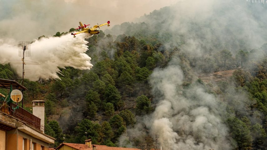 Um avião cisterna lança água sobre um incêndio florestal, este jueves cerca de El Arenal (Ávila). (Foto: Raúl Sanchidrián (EFE))