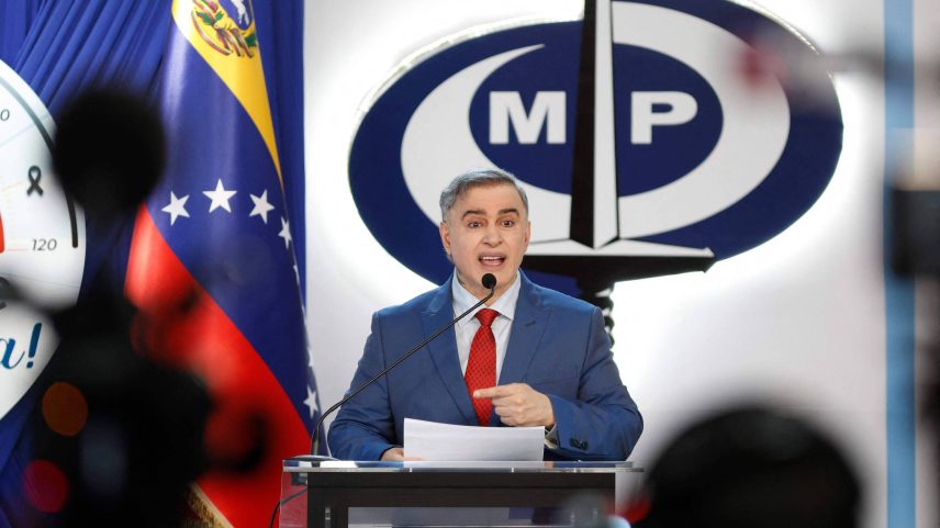 O procurador-geral da Venezuela, Tarek William Saab, acusa El Salvador de maus-tratos contra migrantes durante entrevista coletiva (Foto: Pedro Mattey - 21.jul.2025/AFP)