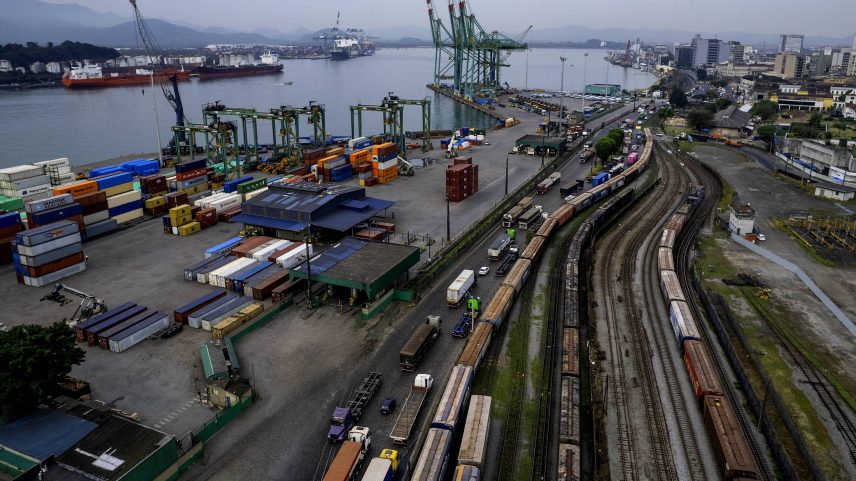 Movimento de caminhões no Porto de Santos (Foto: Eduardo Knapp 4.jul.24/Folhapress)