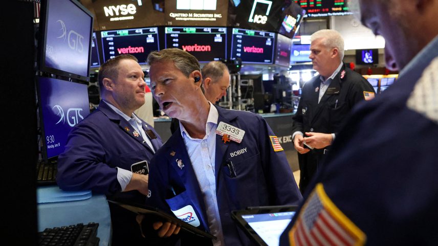 Operadores na Bolsa de Nova York (Foto: Brendan McDermid - 30.jun.2025/Reuters)