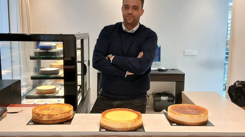 Álex Cordobés junto a suas tortas de queijo, em uma imagem cedida. (Foto: Reprodução)