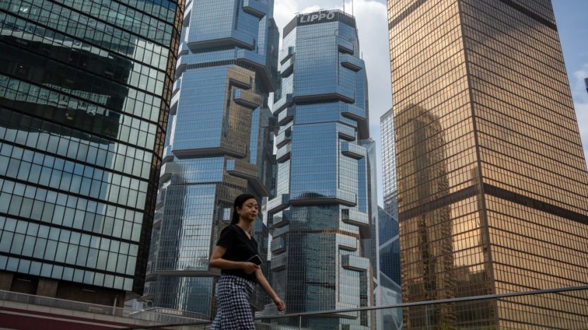 O índice Hang Seng caiu 1,3%, pressionado pela ausência de avanços concretos nas tratativas comerciais entre China e EUA (Foto: Vernon Yuen/NurPhoto/Getty Images)