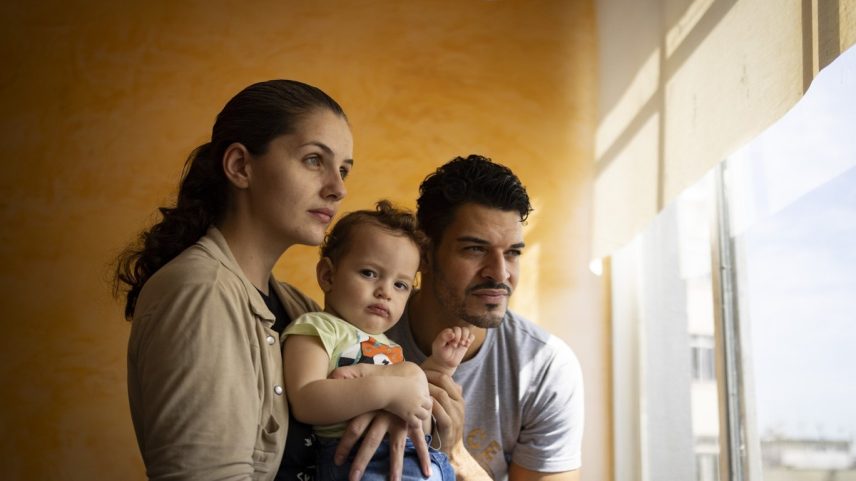 pais tentam registrar filho que nasceu em casa (Foto: Márcia Foletto)