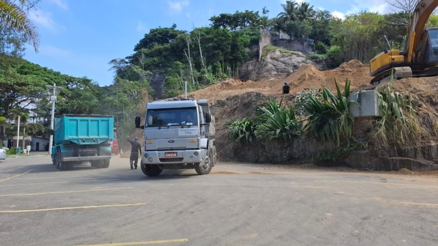 Obra em encosta na Joatinga (Foto: Foto do leitor)