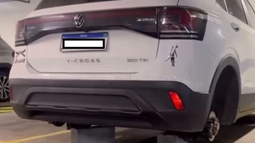 Carro que teve as duas rodas traseiras furtadas no estacionamento de shopping na capital. (Foto: Perdizes_Digital Via Instagram)