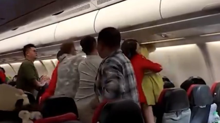 Briga interrompe voo da Air Asia após discussão por barulho a bordo (Foto: Reprodução vídeo)