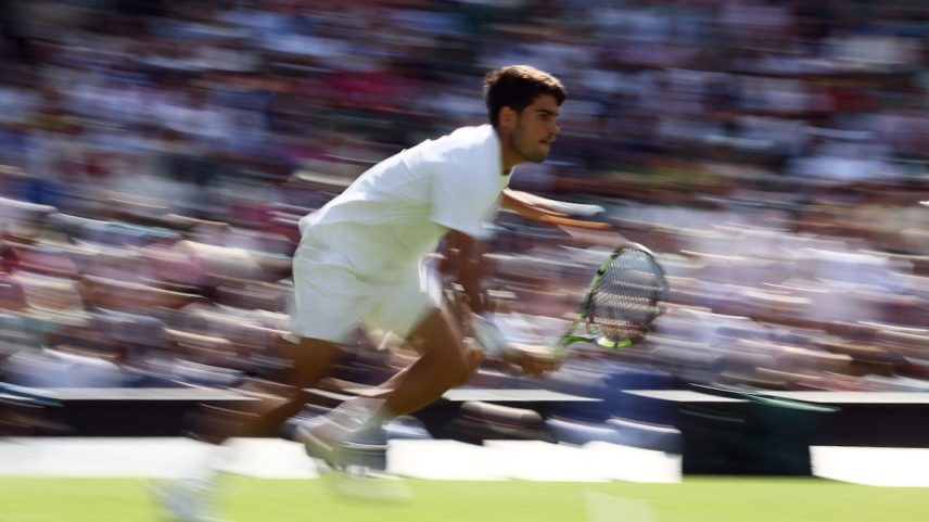 Carlos Alcaraz esprinta durante o partido contra Tarvet. (Foto: Isabel Infantes/REUTERS)