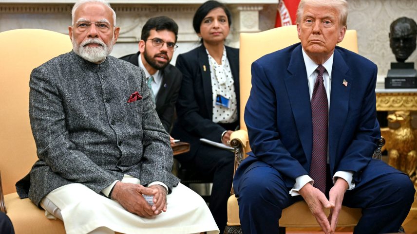 Donald Trump, presidente dos EUA, ao lado do premiê indiano Narendra Modi, na Casa Branca (Foto: Jim WATSON/Getty Images)
