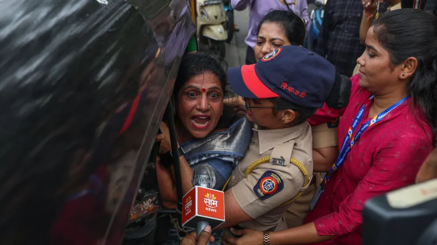 A polícia em Mumbai detém uma mulher que participava de um protesto esta semana contra a suposta injustiça aos falantes de Marathi (Foto: EPA/Shutterstock)