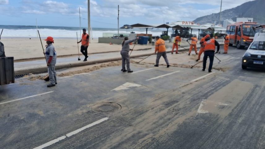 Funcionários da Comlurb retiram areia da Avenida Vieira Souto (Foto: Divulgação)