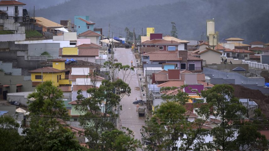 Sete anos após o rompimento de barragem em Bento Rodrigues, famílias atingidas se dividem entre possibilidade de voltar a distrito e temor de vida em canteiro de obras (Foto: Douglas Magno/Folhapress)